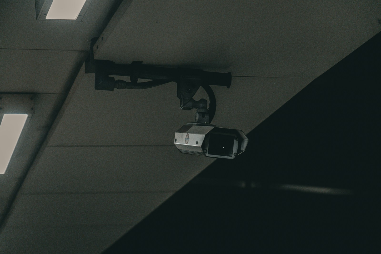 a security camera mounted to the ceiling of a building